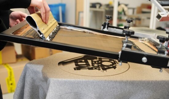 so sánh phương pháp in lụa và in nhiệt