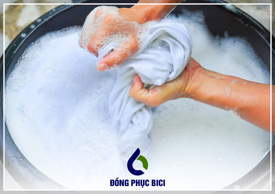 cách để quần áo không ra màu bằng cách lộn trái quần áo khi giặt cách để quần áo không ra màu bằng cách lộn trái quần áo khi giặt