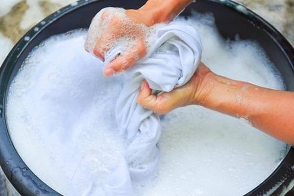 hạn chế vò mạnh khi giặt áo thun hạn chế vò mạnh khi giặt áo thun